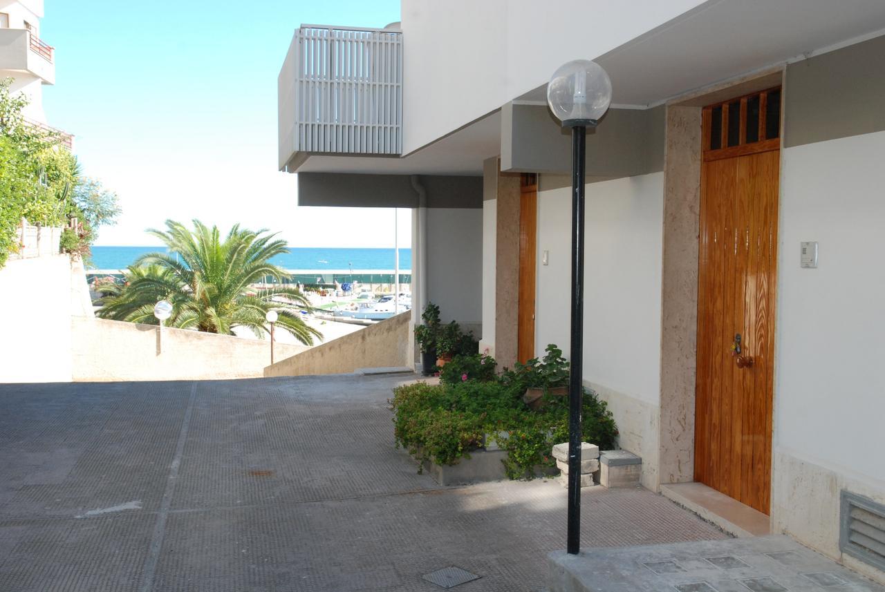 B&B La Baia Sea Rooms Bisceglie Bagian luar foto