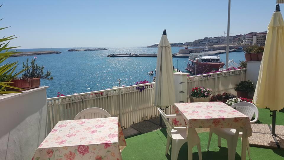 B&B La Baia Sea Rooms Bisceglie Bagian luar foto