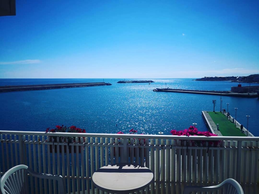 B&B La Baia Sea Rooms Bisceglie Bagian luar foto